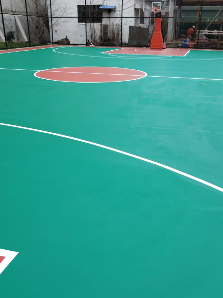 河西 球场长期使用易出现地面开裂